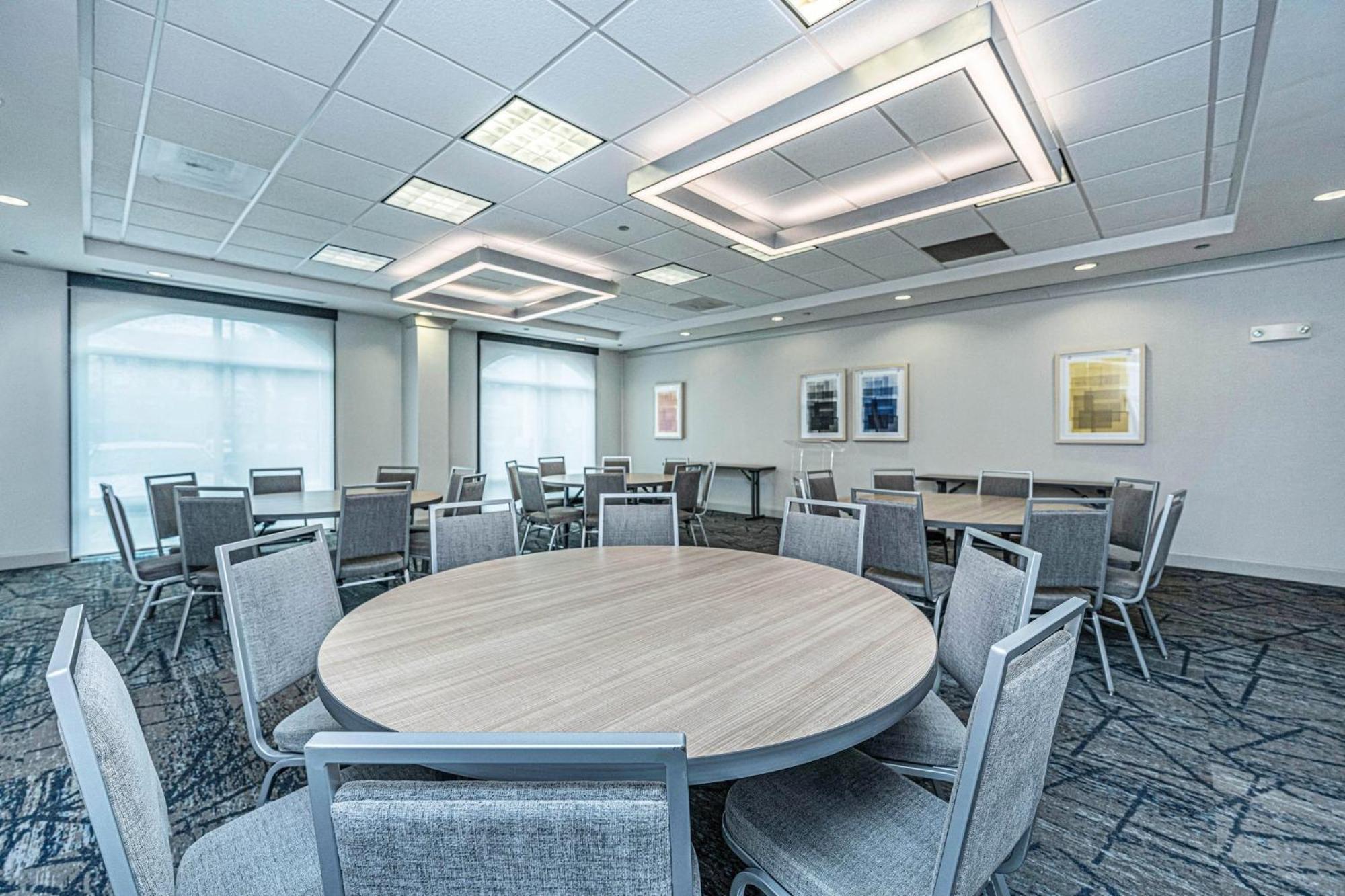 Holiday Inn Express & Suites Charleston Arpt-Conv Ctr Area By Ihg North Charleston Bagian luar foto