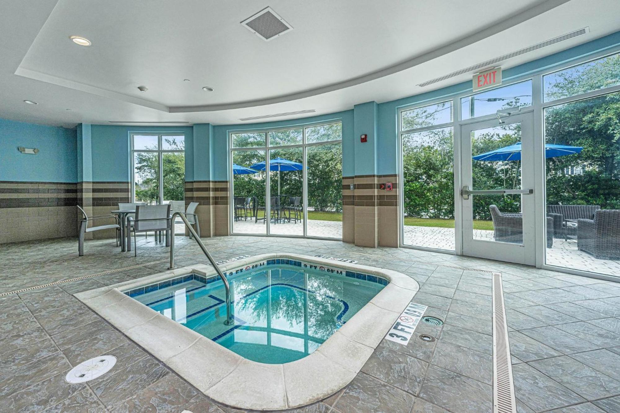 Holiday Inn Express & Suites Charleston Arpt-Conv Ctr Area By Ihg North Charleston Bagian luar foto