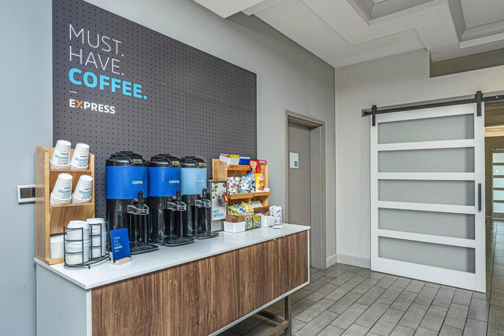 Holiday Inn Express & Suites Charleston Arpt-Conv Ctr Area By Ihg North Charleston Bagian luar foto