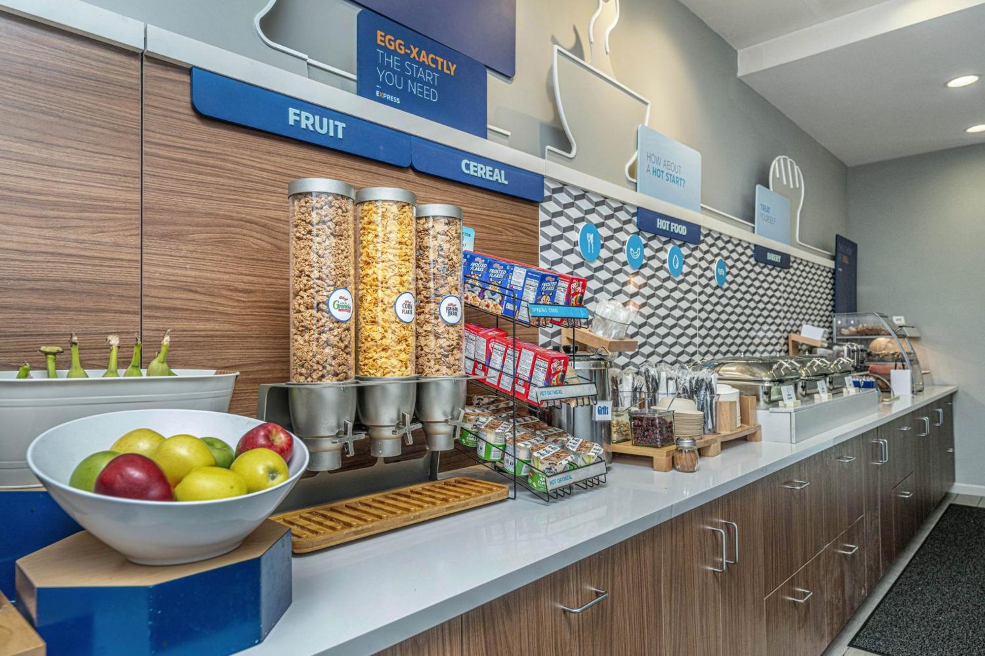 Holiday Inn Express & Suites Charleston Arpt-Conv Ctr Area By Ihg North Charleston Bagian luar foto